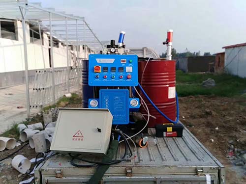 養殖場保溫用的聚氨酯一公斤噴涂多少平方?(圖1) 豬舍養殖場頂棚保溫聚氨酯噴涂施工