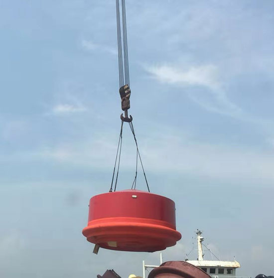 海上漂浮的鋼質浮筒填充聚氨酯發泡機(圖1) 海上漂浮的鋼質浮筒