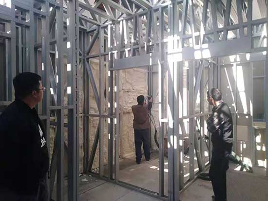 輕鋼填充發(fā)泡聚氨酯防火等級如何 可以建造別墅房屋嗎?(圖1) 輕鋼保溫防火填充發(fā)泡聚氨酯效果