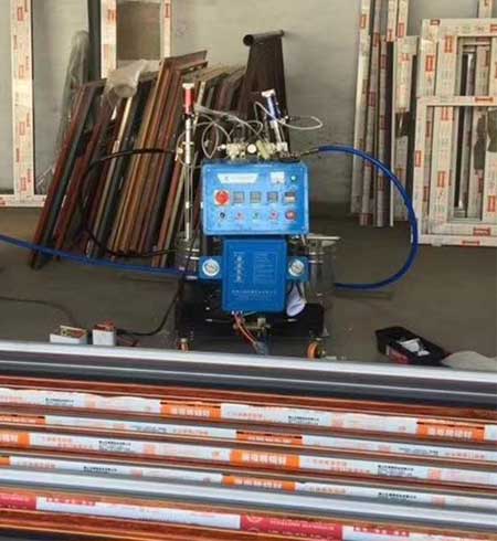 斷橋鋁填充泡沫怎么做進去的(圖2) Q2600D斷橋鋁填充泡沫發(fā)泡設備