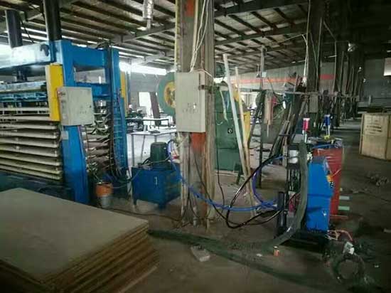 防盜門填充聚氨酯發(fā)泡(圖1) Q2600D發(fā)泡機(jī)用于防盜門填充聚氨酯發(fā)泡案例