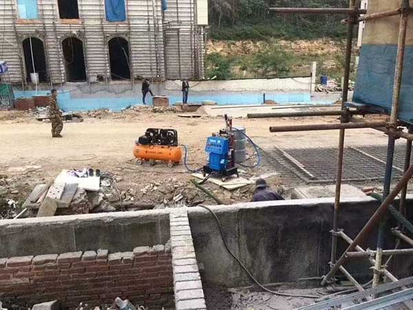 外墻聚氨酯發泡機(圖1) 濟南九旭Q2600外墻聚氨酯發泡機