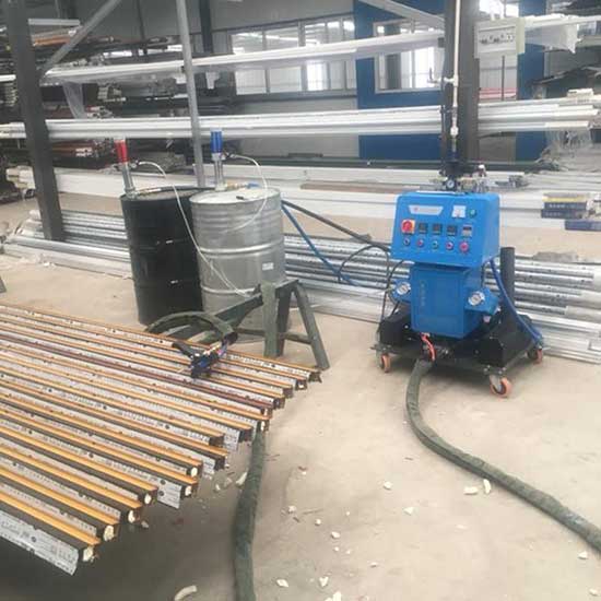 聚氨酯機(jī)器(圖1) Q2600D鋁型材填充聚氨酯機(jī)器