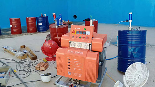 廢棄物滲濾液收集水池防腐聚脲噴涂機(jī)(圖1) 廢棄物滲濾液收集水池防腐聚脲噴涂機(jī)H5600型