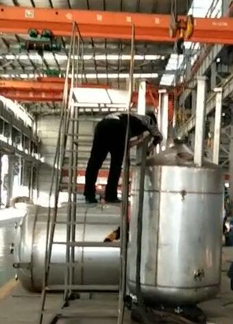 太陽(yáng)能水箱澆注 聚氨酯噴涂機(jī)廠家(圖1) 太陽(yáng)能水箱澆注 聚氨酯噴涂機(jī)廠家