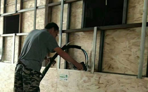 澆注發泡設備(圖2) 鋼結構房屋墻體空腔澆注發泡案例