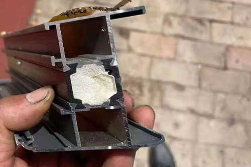 斷橋鋁填充聚氨酯發(fā)泡材料工藝斷橋鋁填充專用聚氨酯噴涂設備(圖4) 斷橋鋁填充聚氨酯發(fā)泡材料