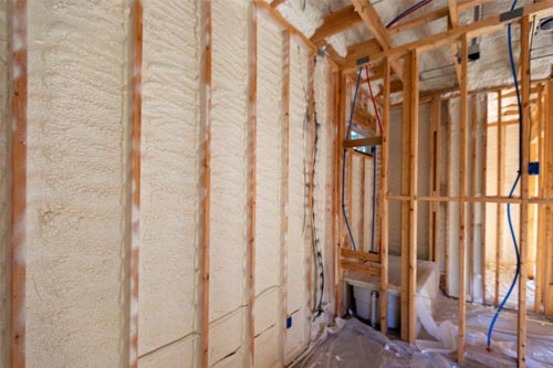 木屋保溫隔音噴涂聚氨酯好嗎 高壓發泡機(圖1) 木屋保溫隔音噴涂聚氨酯案例