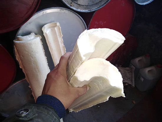 聚氨酯瓦殼管道保溫用什么設(shè)備施工?(圖3) 聚氨酯瓦殼管道保溫