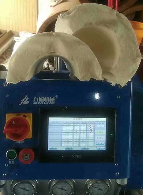 聚氨酯瓦殼管道保溫用什么設(shè)備施工?(圖2) 聚氨酯瓦殼管道保溫